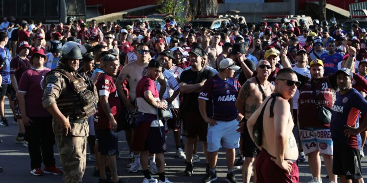Torcedores do Lanús concentrados nos arredores do Mineirão