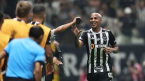 Deyverson comemorando gol contra o River Plate