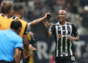 Deyverson comemorando gol contra o River Plate