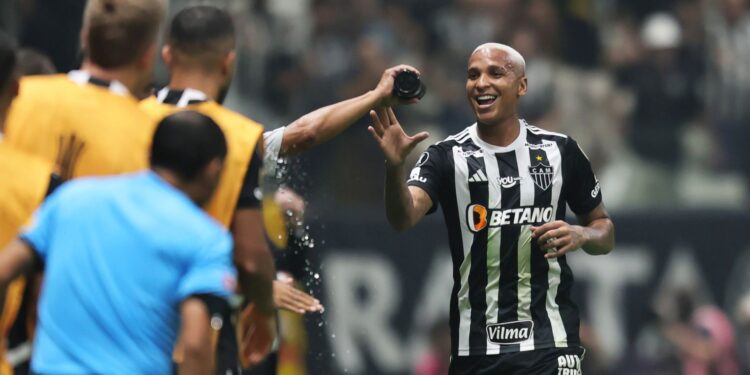 Deyverson comemorando gol contra o River Plate