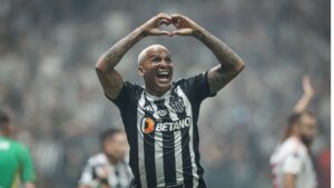 Deyverson sai ovacionado após vitória do Atlético-MG