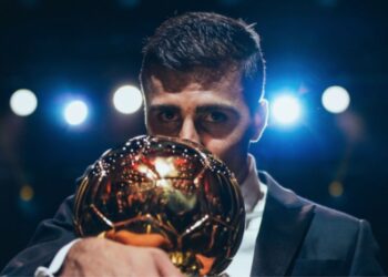 Rodri beija Bola de Ouro após receber troféu