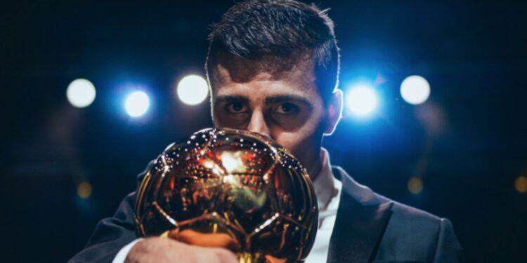 Rodri beija Bola de Ouro após receber troféu
