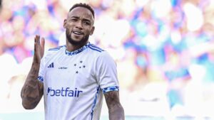 Dirigente do Cruzeiro anuncia multa a jogador