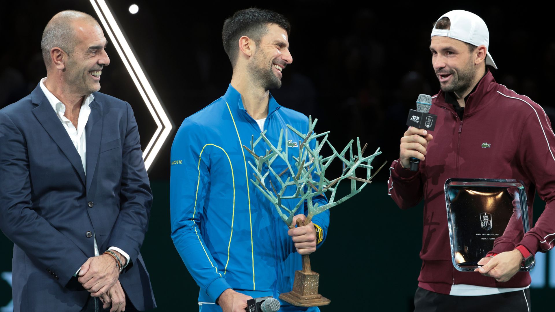 Novak Djokovic com o troféu do Masters 1000 de Paris, ao lado de Grigor Dimitrov 