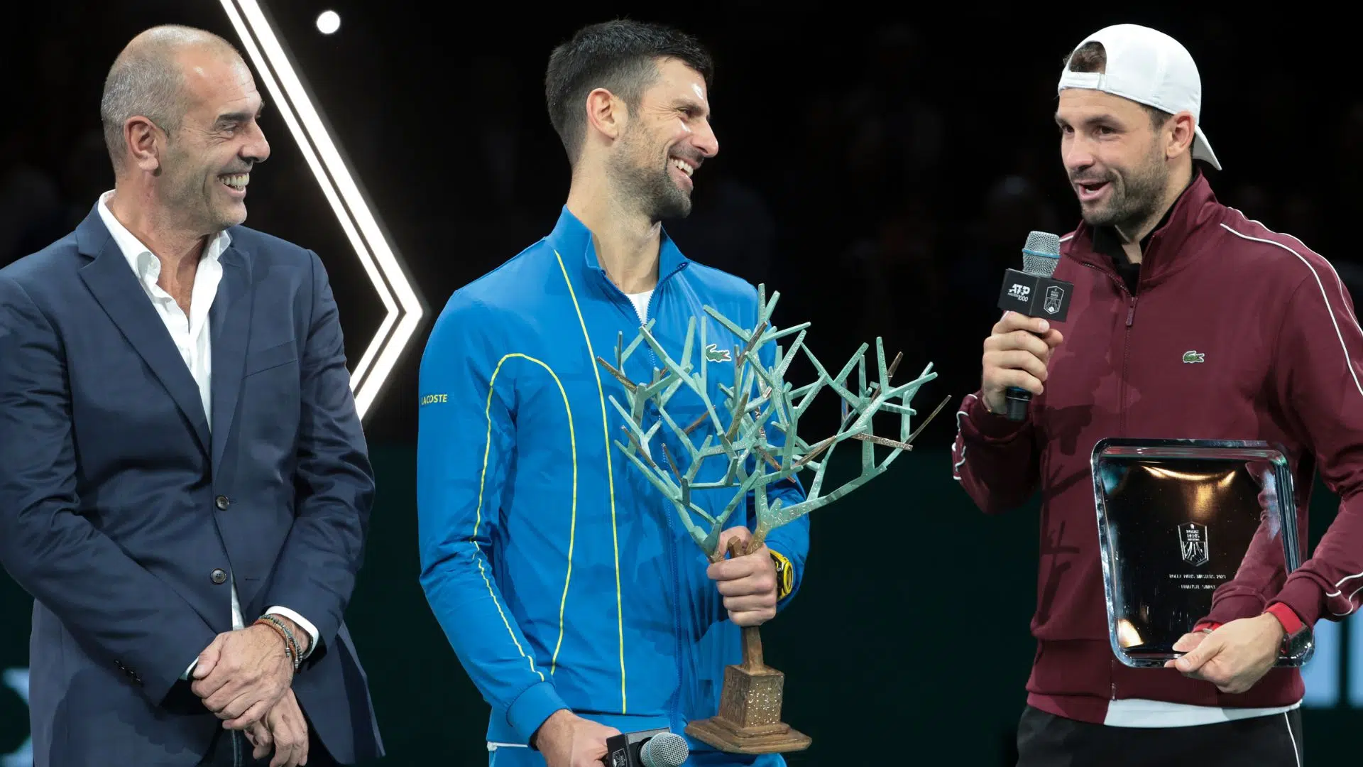 Novak Djokovic com o troféu do Masters 1000 de Paris, ao lado de Grigor Dimitrov