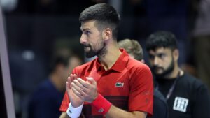 Novak Djokovic aplaudindo, após conquistar terceiro lugar do Six Kings Slam
