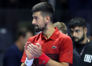Novak Djokovic aplaudindo, após conquistar terceiro lugar do Six Kings Slam