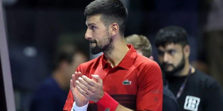 Novak Djokovic aplaudindo, após conquistar terceiro lugar do Six Kings Slam