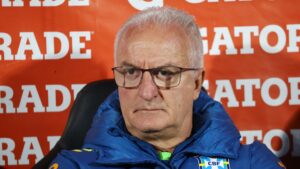 Dorival Júnior mantém pés no chão após vitória da Seleção