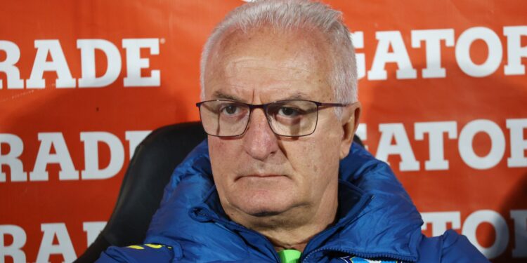 Dorival Júnior mantém pés no chão após vitória da Seleção
