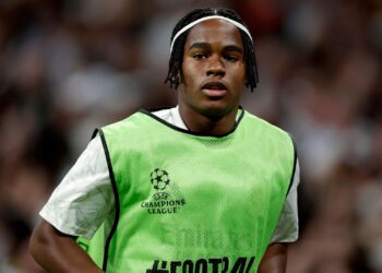 Endrick no trabalho de aquecimento, na partida entre Real Madrid e Borussia Dortmund