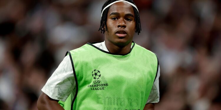 Endrick no trabalho de aquecimento, na partida entre Real Madrid e Borussia Dortmund