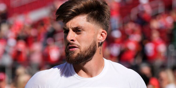 Ricky Pearsall aquecendo para enfrentar o Kansas City Chiefs