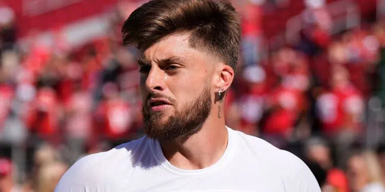 Ricky Pearsall aquecendo para enfrentar o Kansas City Chiefs