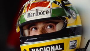 Ayrton Senna em 1988 utilizando o seu icônico capacete amarelo