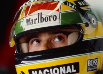 Ayrton Senna em 1988 utilizando o seu icônico capacete amarelo