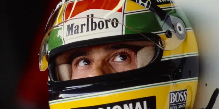 Ayrton Senna em 1988 utilizando o seu icônico capacete amarelo