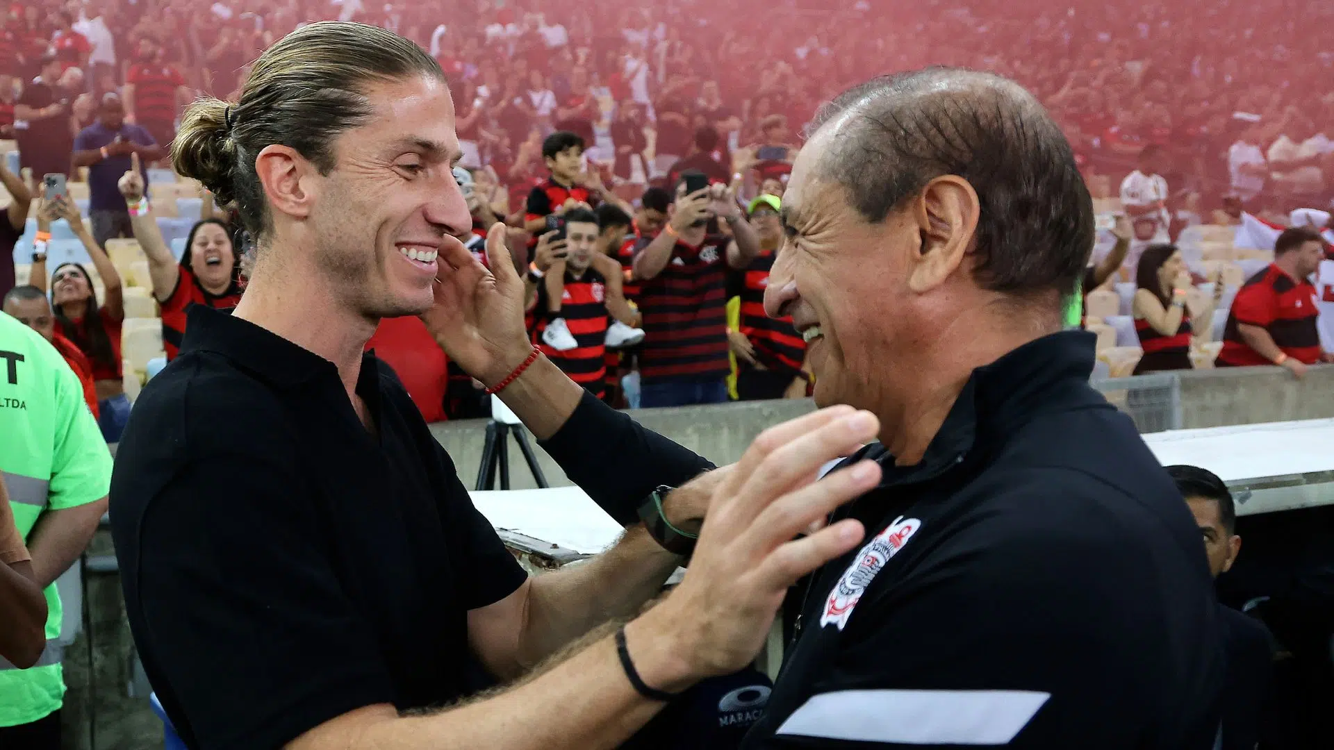 Filipe Luís cumprimentando Ramón Díaz, treinador do Corinthians