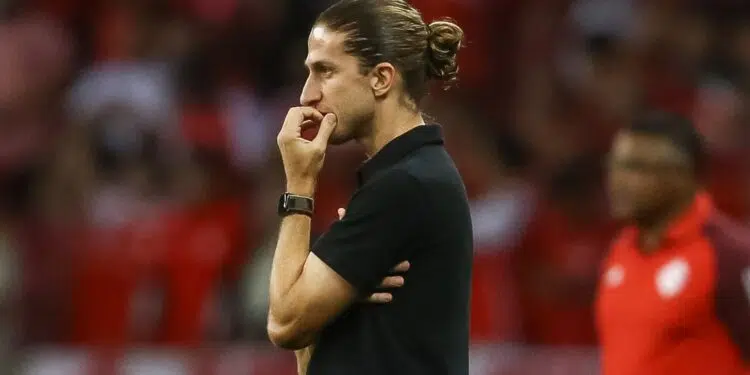 Filipe Luís apreensivo, na partida entre Flamengo e Internacional