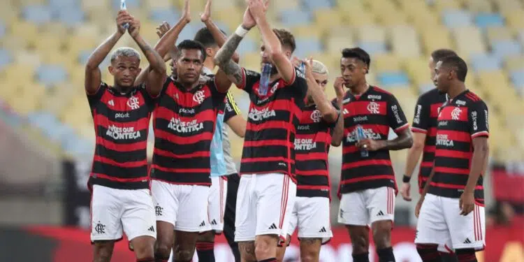 Flamengo aplaudindo torcedores após jogo