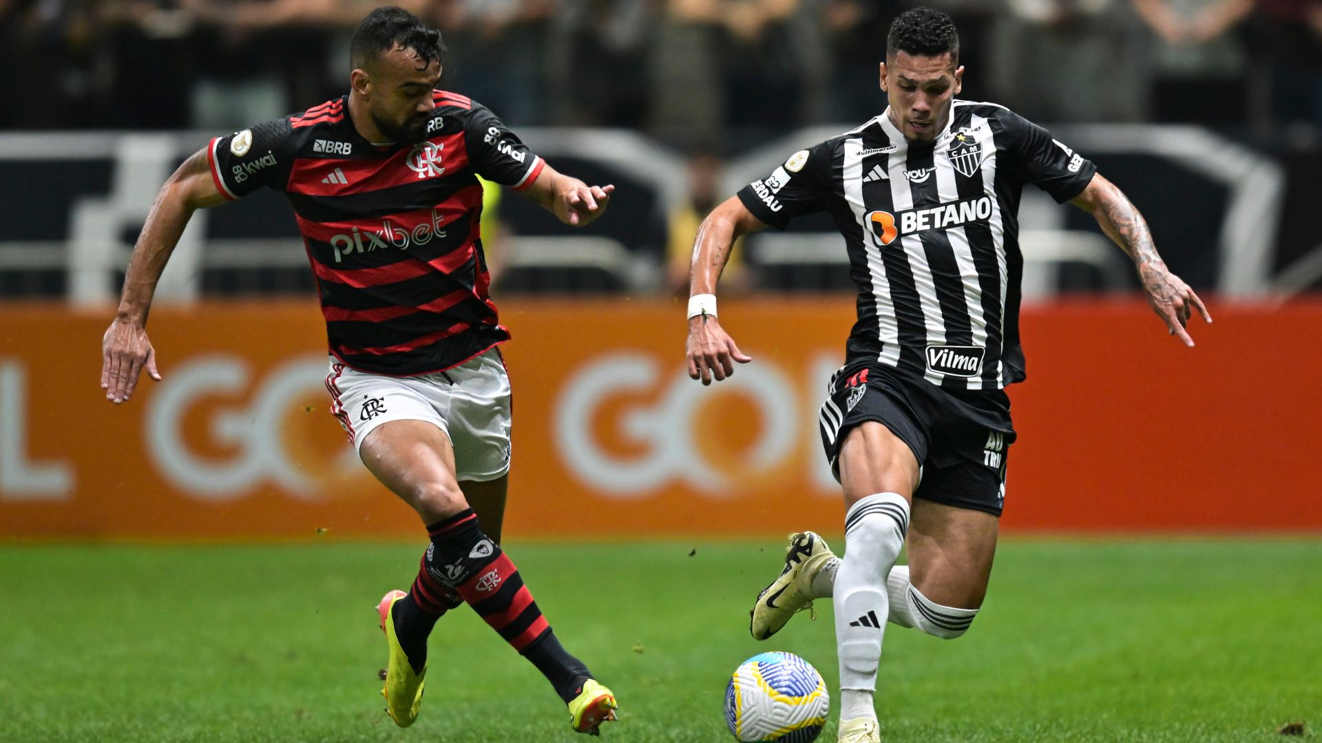 Fabrício Bruno e Paulinho em disputa de bola