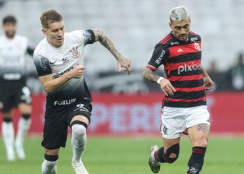 Arrascaeta sendo marcado por Charles