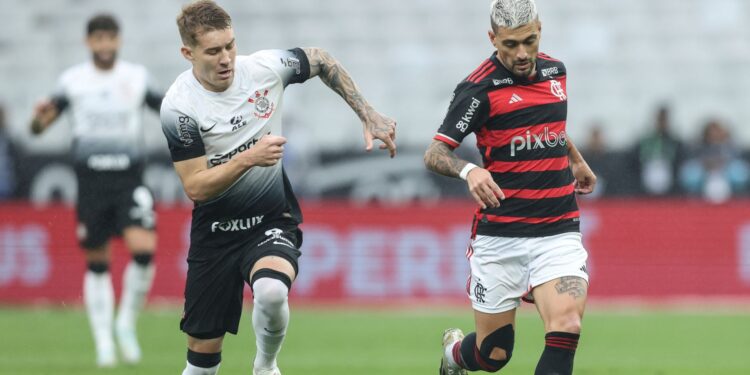 Arrascaeta sendo marcado por Charles