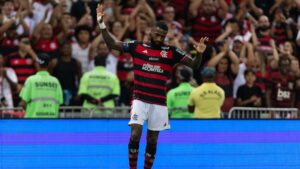 Gerson comemorando gol pelo Flamengo