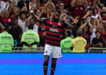 Gerson comemorando gol pelo Flamengo