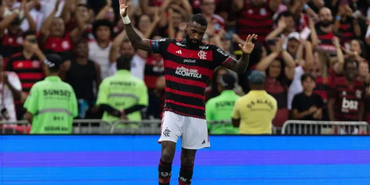 Gerson comemorando gol pelo Flamengo