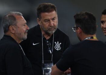 Augusto Melo e dirigentes do Corinthians acompanhando partida contra o Botafogo