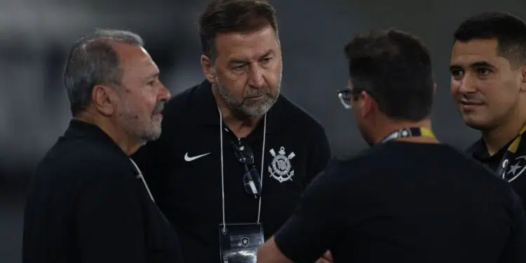 Augusto Melo e dirigentes do Corinthians acompanhando partida contra o Botafogo