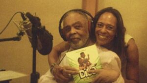 Flávia Arantes com Gilberto Gil em gravação do livro