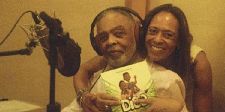 Flávia Arantes com Gilberto Gil em gravação do livro