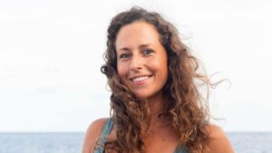 Surfista Giulia Manfrini posando para foto na praia