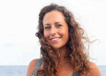 Surfista Giulia Manfrini posando para foto na praia