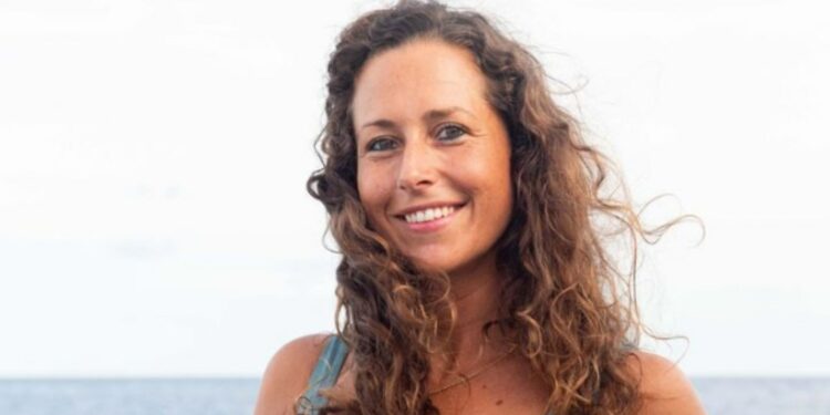 Surfista Giulia Manfrini posando para foto na praia