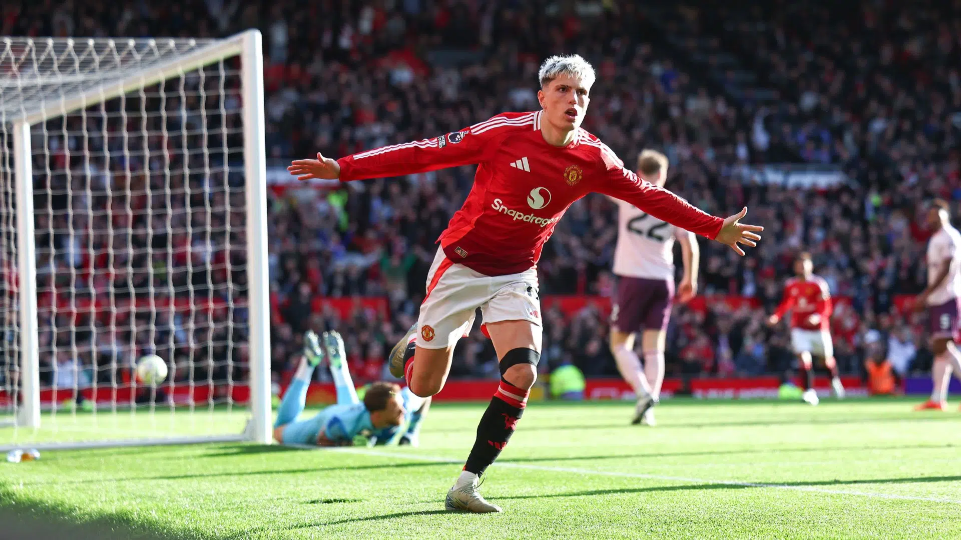 Garnacho comemorando o gol de empate do Manchester United 