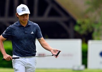 Jeffrey Guan, golfista autraliano, segurando um taco simples com as duas mãos