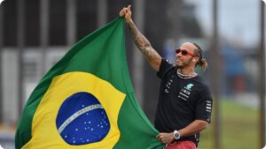 Hamilton comemorando no GP do Brasil