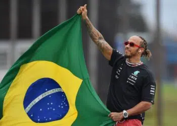 Hamilton comemorando no GP do Brasil