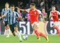 Alan Patrick e Cristaldo disputando a bola, no Gre-Nal 442