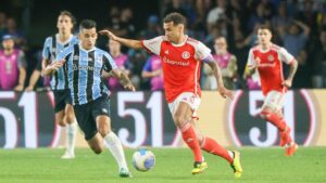 Alan Patrick e Cristaldo disputando a bola, no Gre-Nal 442