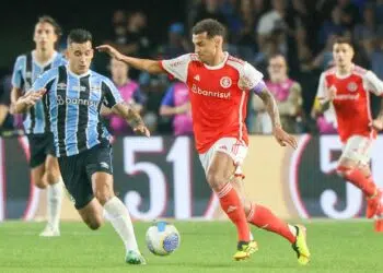 Alan Patrick e Cristaldo disputando a bola, no Gre-Nal 442