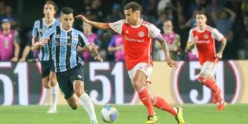 Alan Patrick e Cristaldo disputando a bola, no Gre-Nal 442