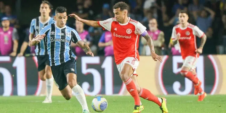 Alan Patrick e Cristaldo disputando a bola, no Gre-Nal 442