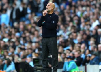Pep Guardiola na beira do gramado, em partida do Manchester City