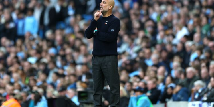Pep Guardiola na beira do gramado, em partida do Manchester City