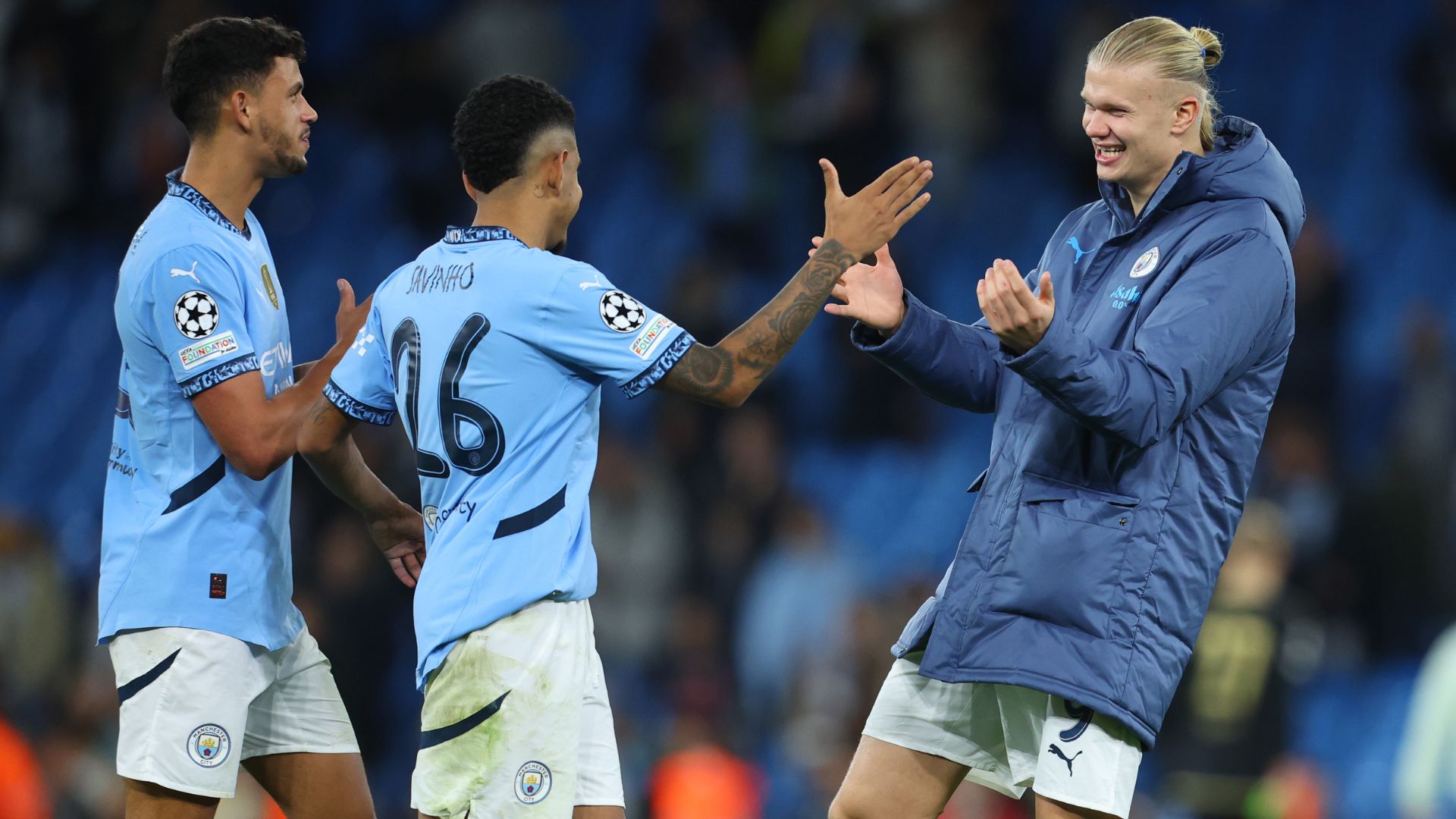Savinho e Haaland comemorando juntos a vitória do Manchester City 
